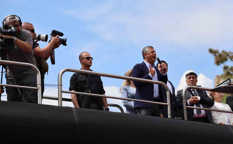 Özgür Özel: 'CHP'nin seçilmiş genel başkanıyım, beni seven yarın sandığa gitsin'