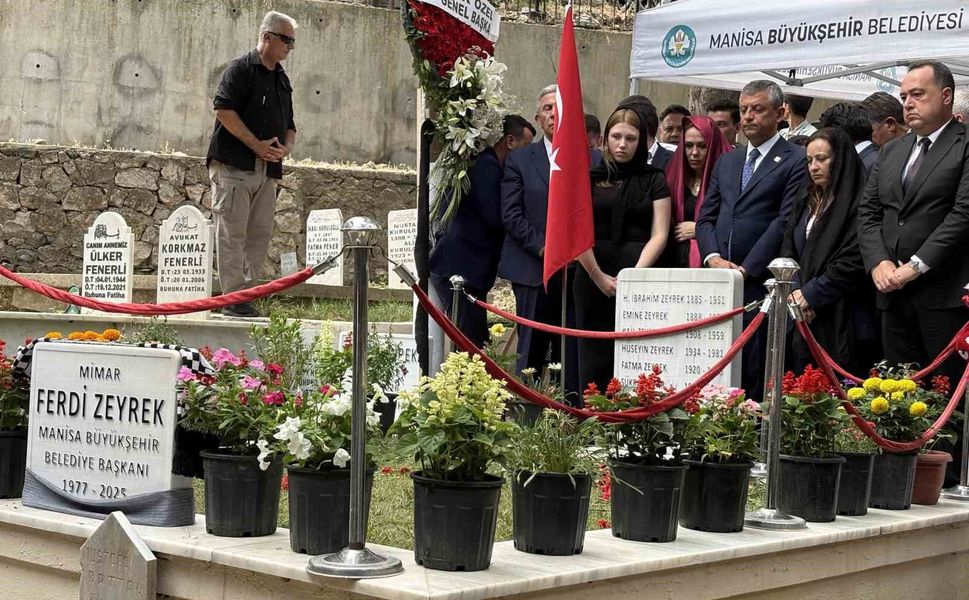 Özgür Özel ve Mansur Yavaş'tan Ferdi Zeyrek'e vefa ziyareti