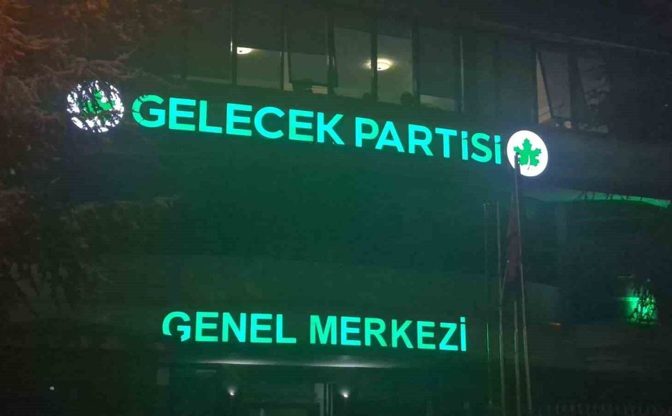 Ahmet Davutoğlu, Gelecek Partisi'nin siyasi faaliyetlerini sonlandırma kararı aldıklarını duyurdu