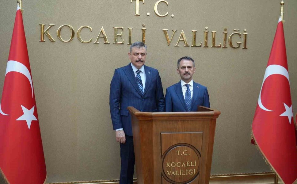 Bakan Çiftçi'den Kocaeli'de akvaryum ve kütüphane ziyareti