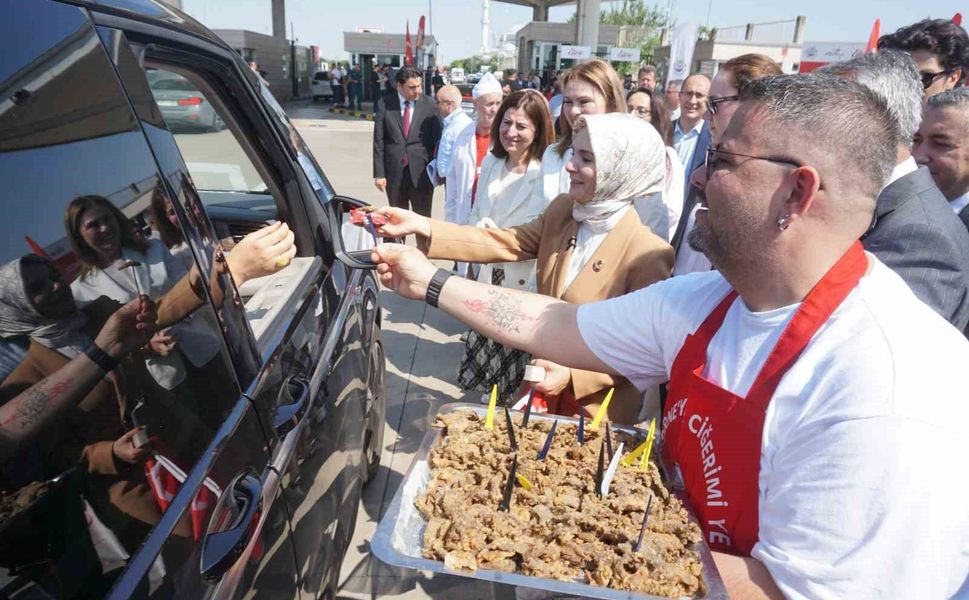 Bakan Göktaş Kapıkule'de gurbetçilerle kucaklaştı