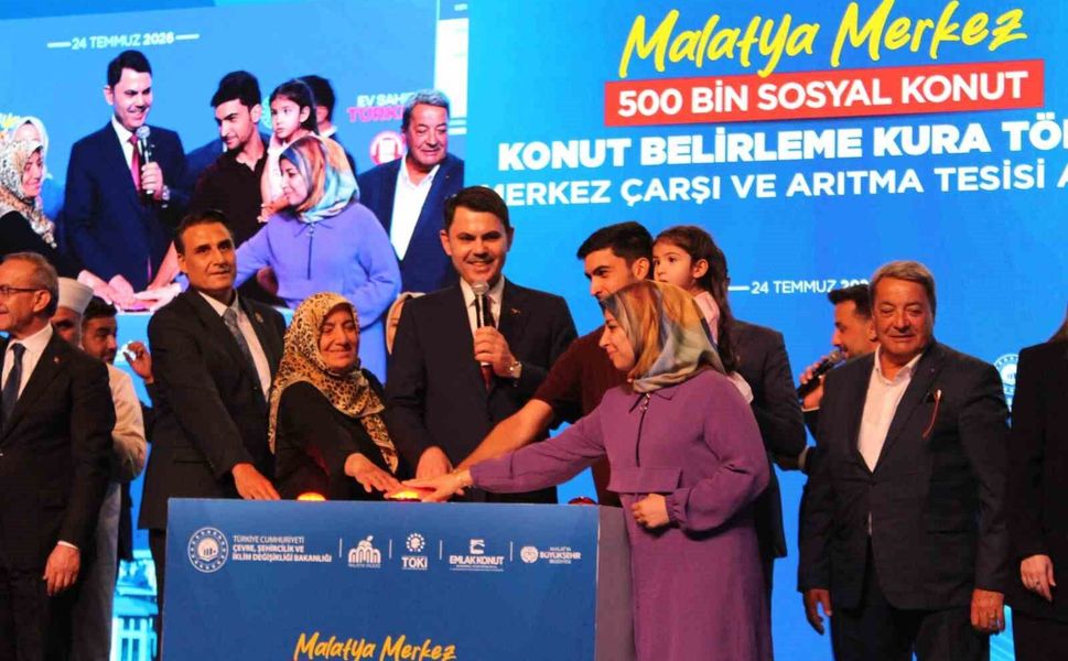 Bakan Kurum: 'Deprem bölgesinde son vatandaş evine kavuşana kadar ayrılmayacağız'