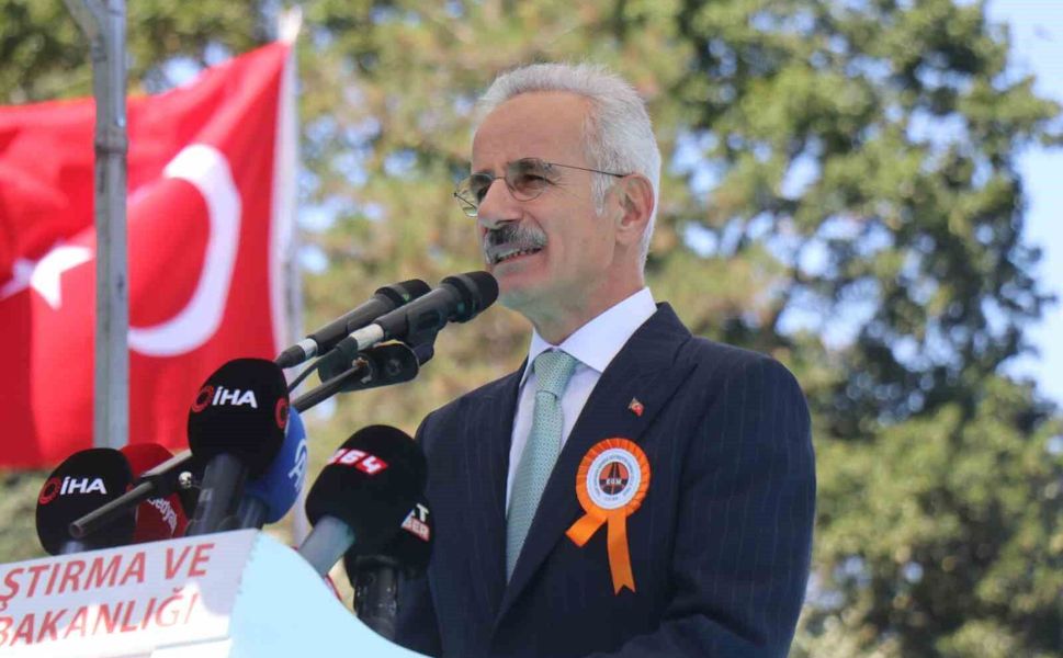 Bakan Uraloğlu: 'Ayasofya ile yaşıt 1500 yıllık Sangarios Köprüsü'nü şehrimizin simgesi olarak yeniden canlandırdık'