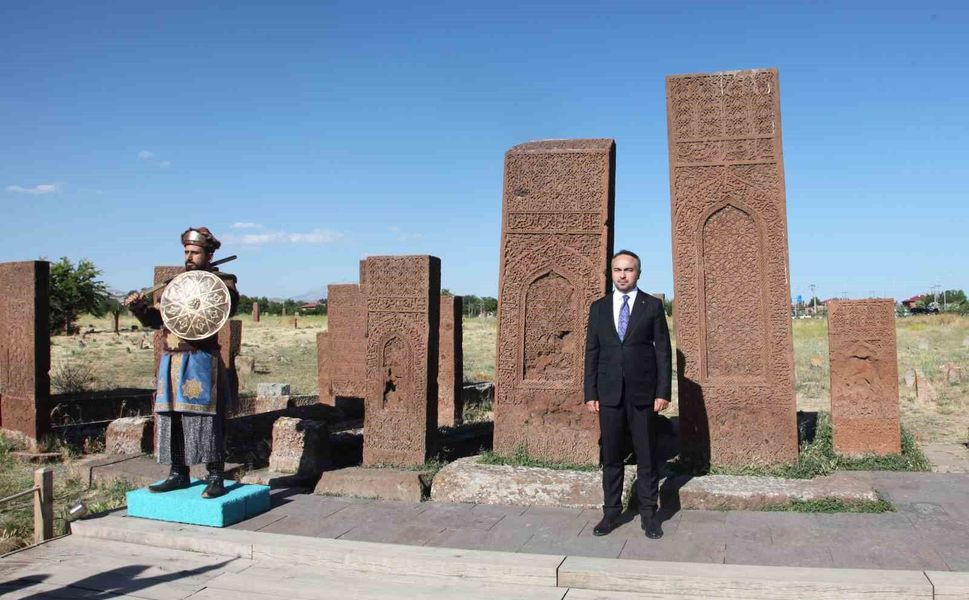 Bakan Yardımcısı Demiralp, Ahlat'ta Selçuklu Mezarlığı'nı ziyaret etti