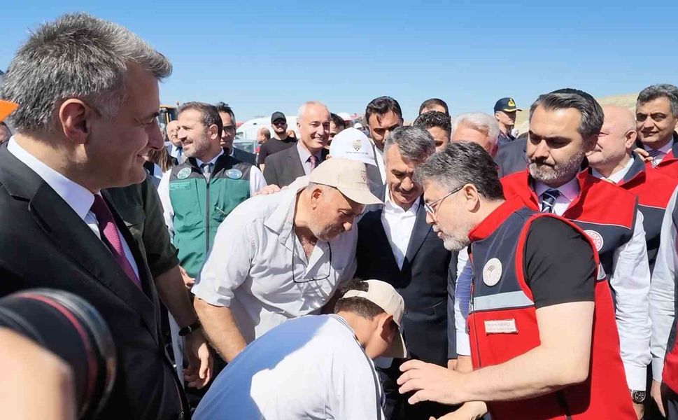 Bakan Yumaklı'dan elini öpmek isteyen çocuğa esprili cevap