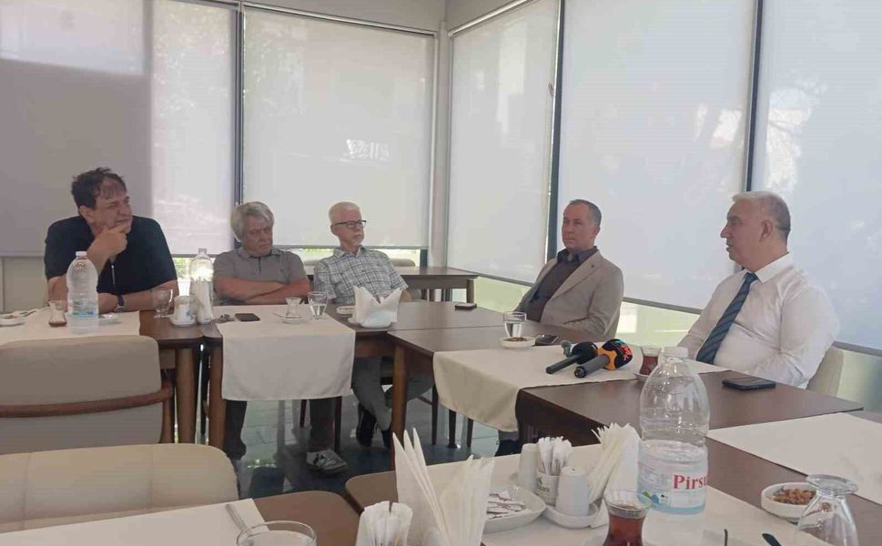 Bergama Belediye Başkanı, 19 meclis üyesi ile Yeni Parti'ye geçti