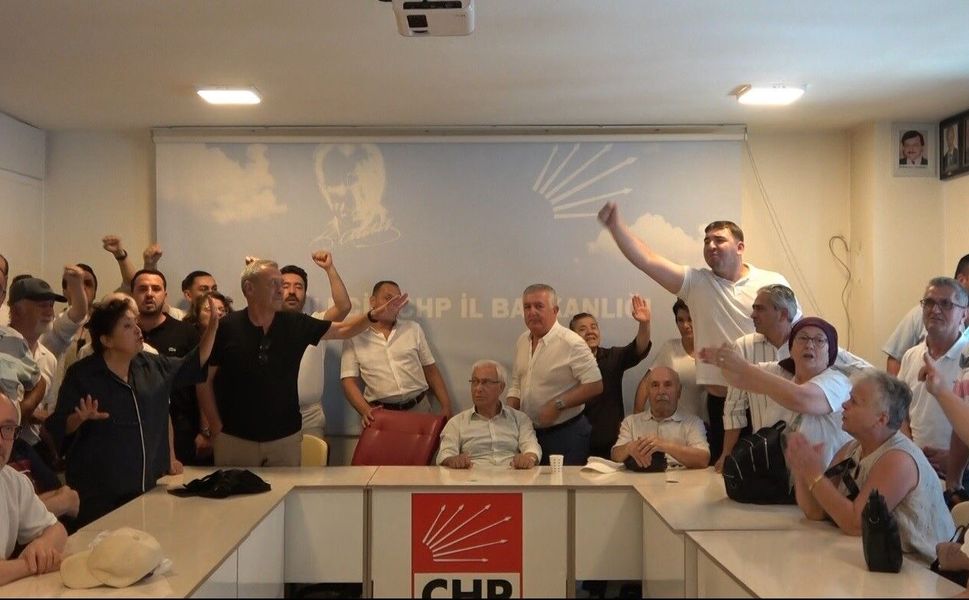 Bilecik'te CHP binasında gergin anlar