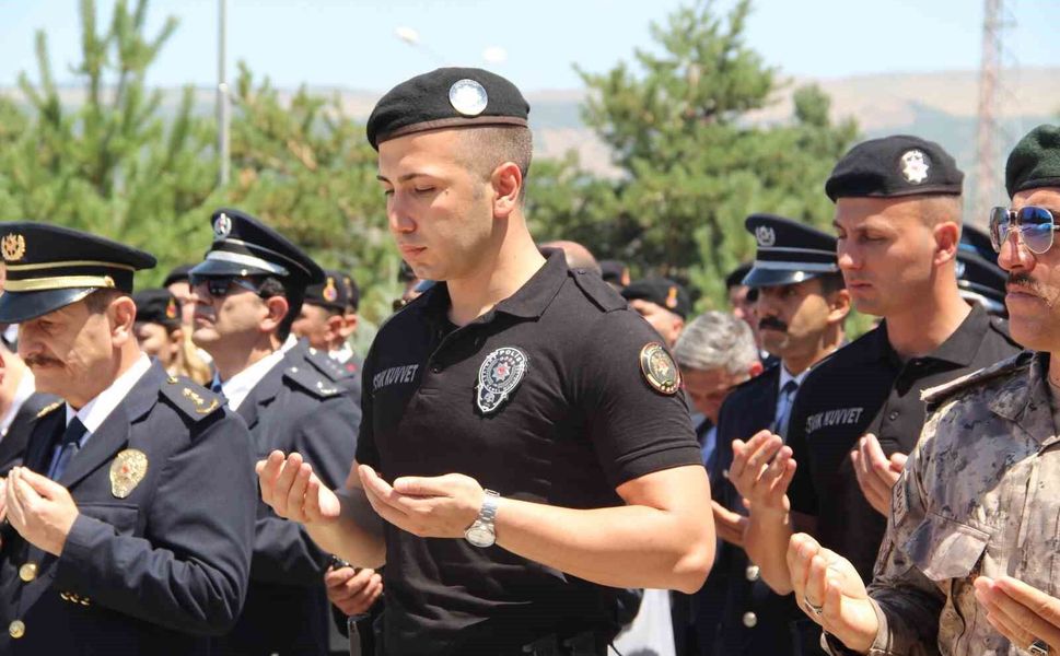 Bingöl'de 15 Temmuz şehitleri dualarla anıldı