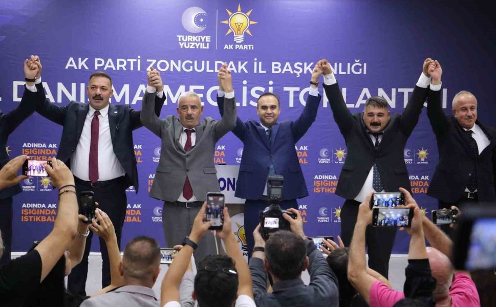 CHP'den istifa eden iki meclis üyesi AK Parti'ye geçti, rozetleri Bakan Kacır taktı