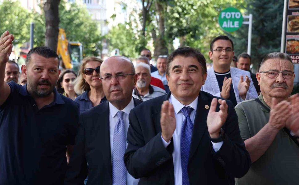 CHP'den istifa eden Kırşehir Belediye Başkanı Ekicioğlu ve teşkilatlar Yeni Parti'ye katıldı