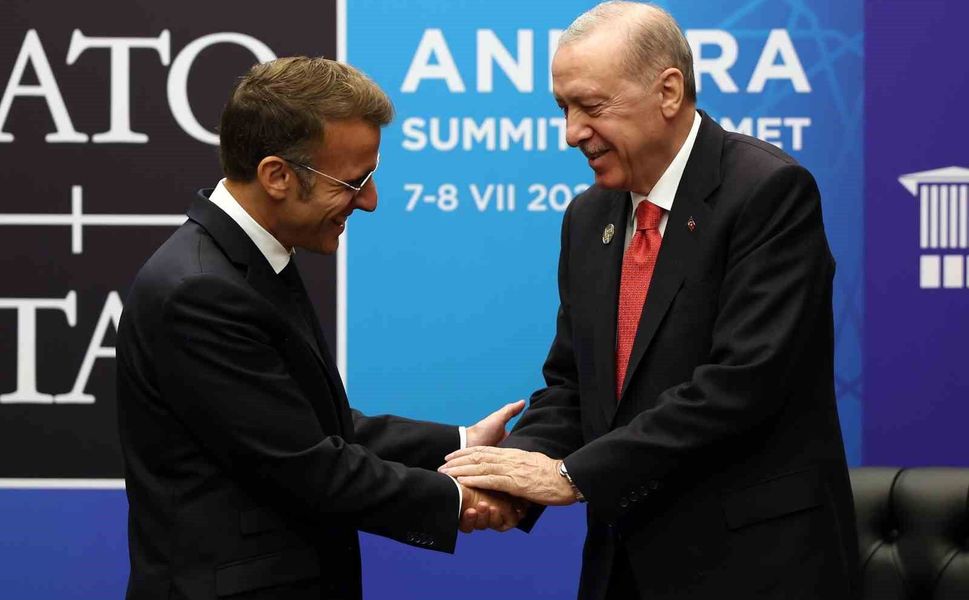 Cumhurbaşkanı Erdoğan, Macron ile Fransa'ya selam gönderdi