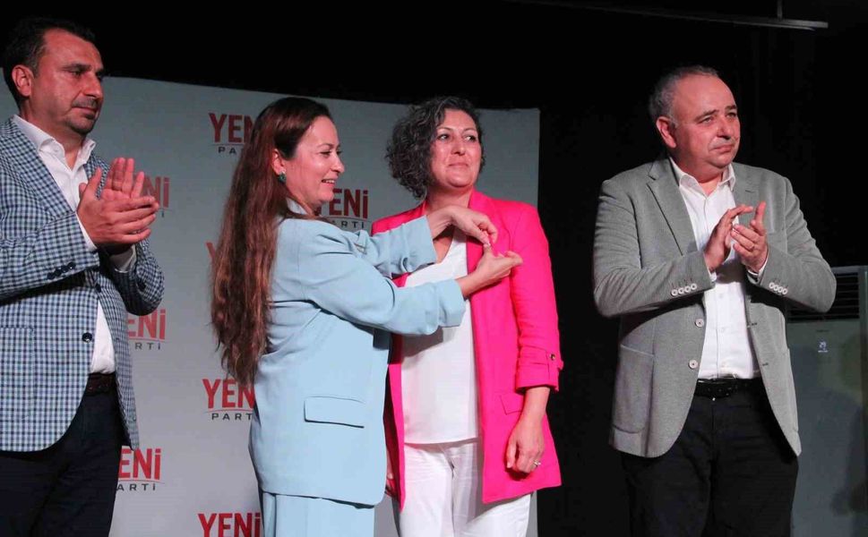 Manisa'da 15 CHP'li belediye başkanı YENİ Parti'ye katıldı