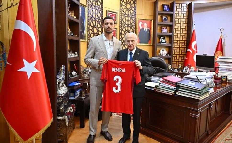 MHP Lideri Bahçeli, milli futbolcu Demiral'ı kabul etti