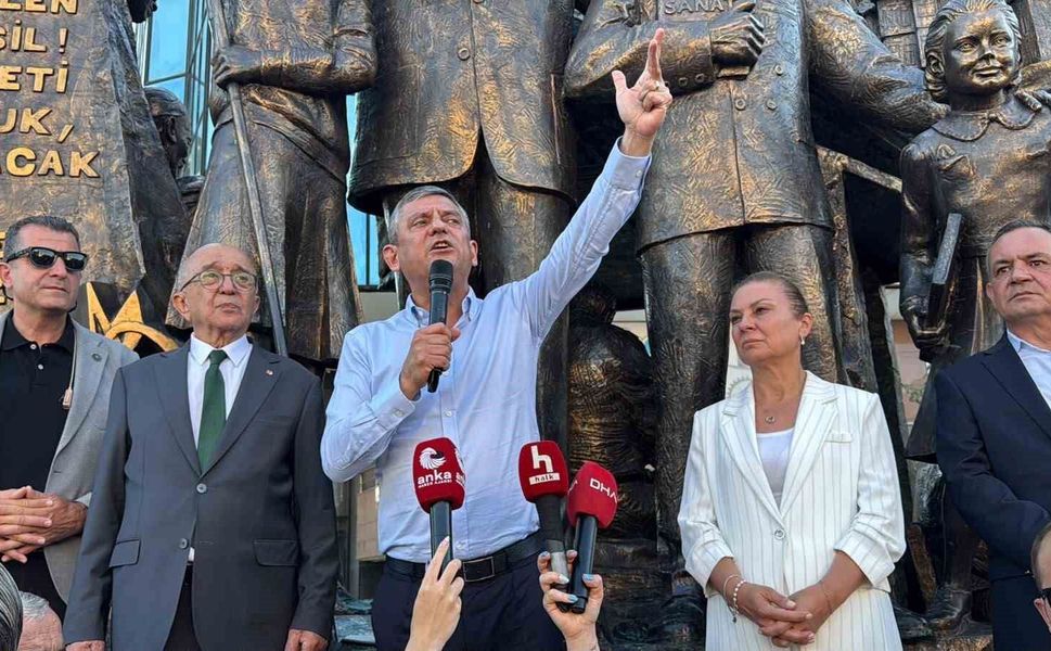 Özgür Özel'den 'dini değerleri aşağılayan' Deniz Göktaş'a destek
