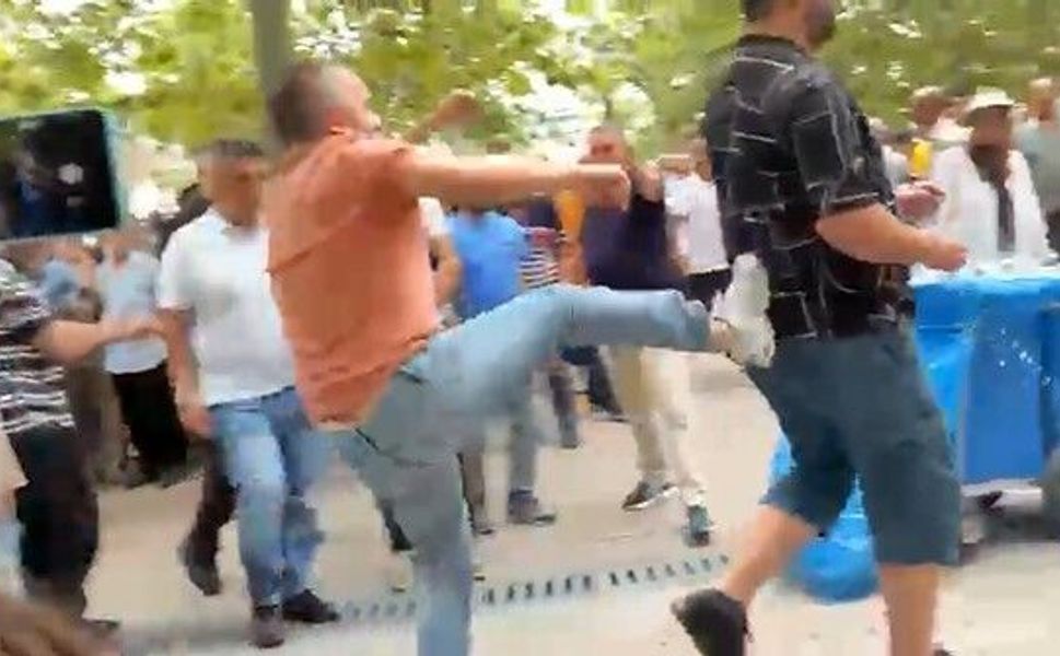 Özgür Özel'in cuma namazı çıkışında tekmeli arbede