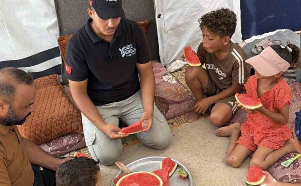 Yedi Başak, Gazze'de yaz şenliği düzenledi, halka karpuz dağıttı