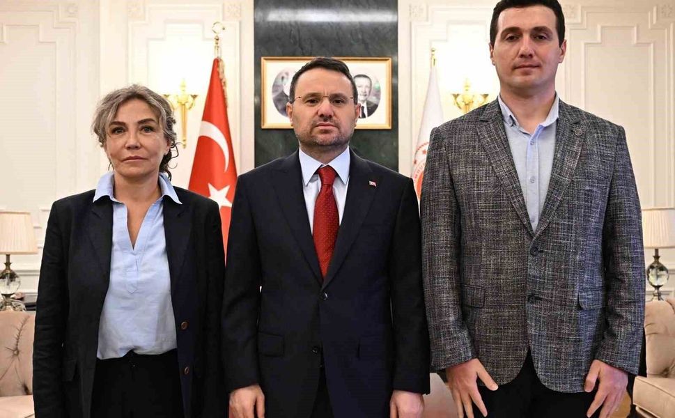 Adalet Bakanı Akın Gürlek, 25 Şubat 2009'da ölü bulunan dönemin Özel Harekat Başkanı Behçet Oktay'ın oğlu Burak Oktay ve kız kardeşi Şule Oktay ile görüştü.