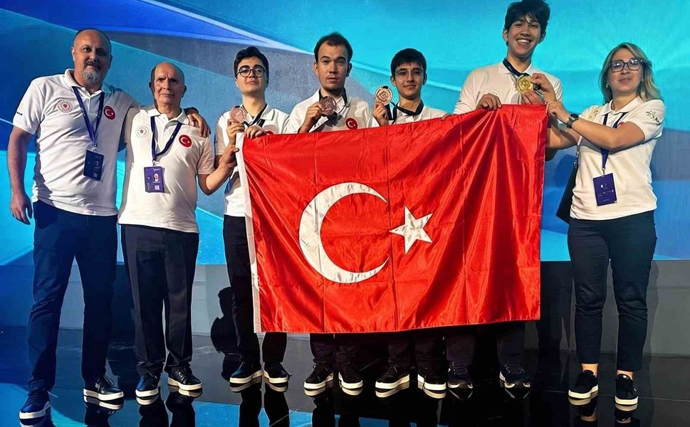 Bakan Bayraktar: 'Uluslararası Nükleer Bilim Olimpiyatı'na ilk kez katılan Türkiye, 1 altın ve 3 bronz madalya ile uluslararası arenaya güçlü bir giriş yaptı'