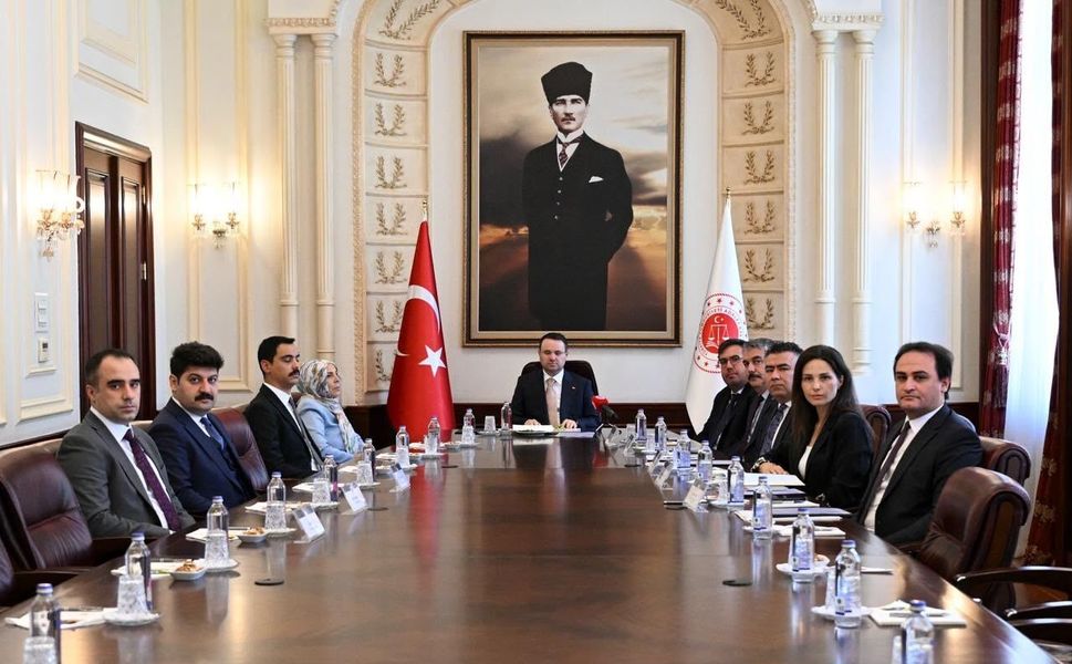 Bakan Gürlek, Muhsin Yazıcıoğlu'nun ailesiyle görüştü