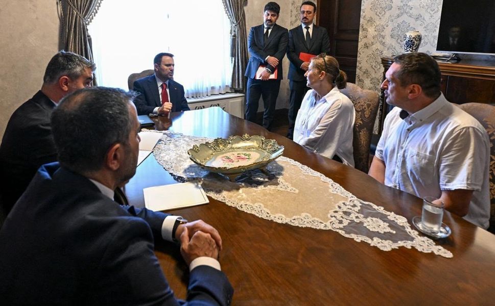 Bakan Gürlek, yorgun merminin isabet etmesi sonucu hayatını kaybeden Emir Yuşa'nın ailesiyle bir araya geldi