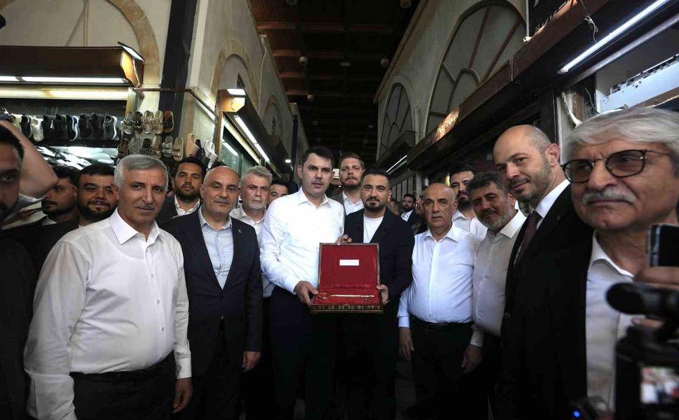 Bakan Kurum, Kahramanmaraş'ta Kapalıçarşı'yı ziyaret etti