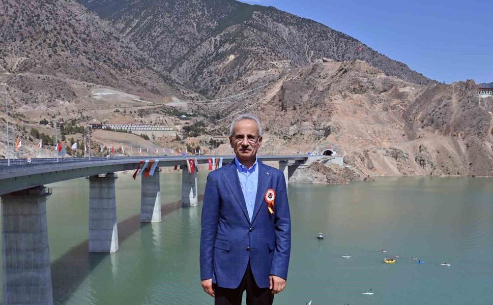 Bakan Uraloğlu: '24 yılda 519 kilometre uzunluğunda 4 bin 272 yeni köprü inşa ettik'