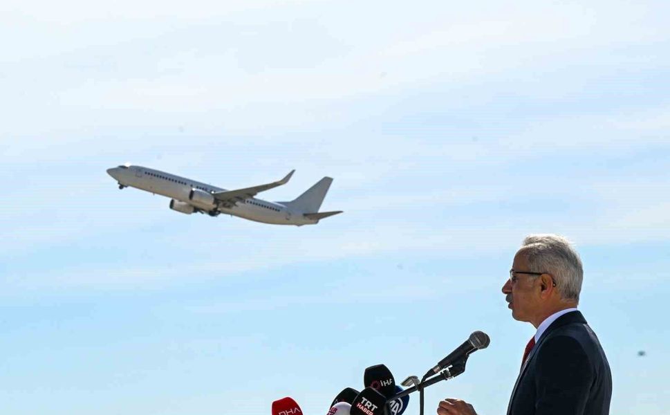 Bakan Uraloğlu: 'Antalya Havalimanı'nda yeni hava trafik kontrol kulemizin betonarme imalatlarında 46 metre seviyesine ulaştık'