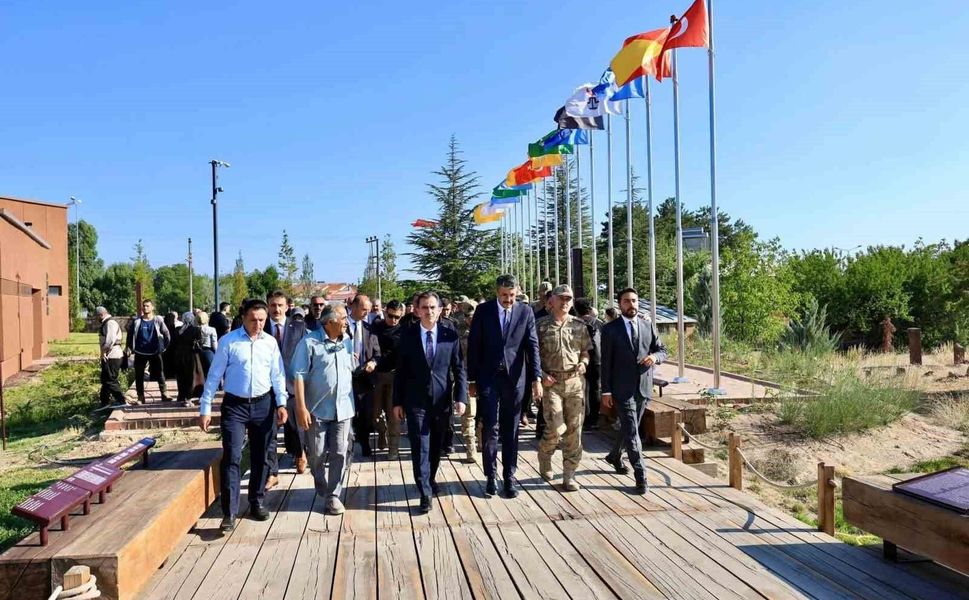 Bakan yardımcısı Çelik, Ahlat'ta incelemelerde bulundu