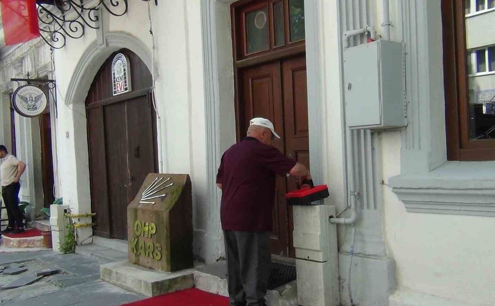 CHP Kars İl Başkanlığı'nda çilingirli devir