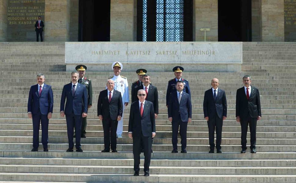 Cumhurbaşkanı Erdoğan başkanlığındaki YAŞ üyeleri Anıtkabir'i ziyaret etti