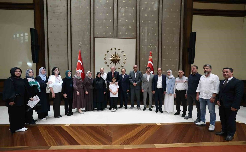 Cumhurbaşkanı Erdoğan, Kahramanmaraş'taki okul saldırısında hayatını kaybeden öğrencilerin ailelerini kabul etti
