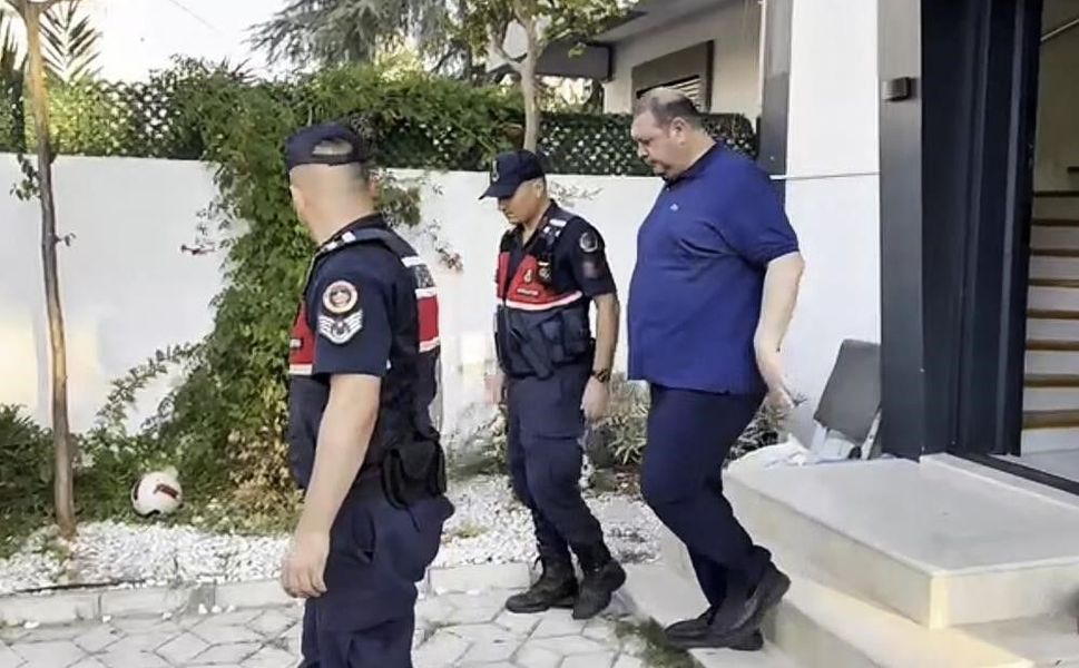 Menderes Belediye Başkanı İlkay Çiçek tutuklandı