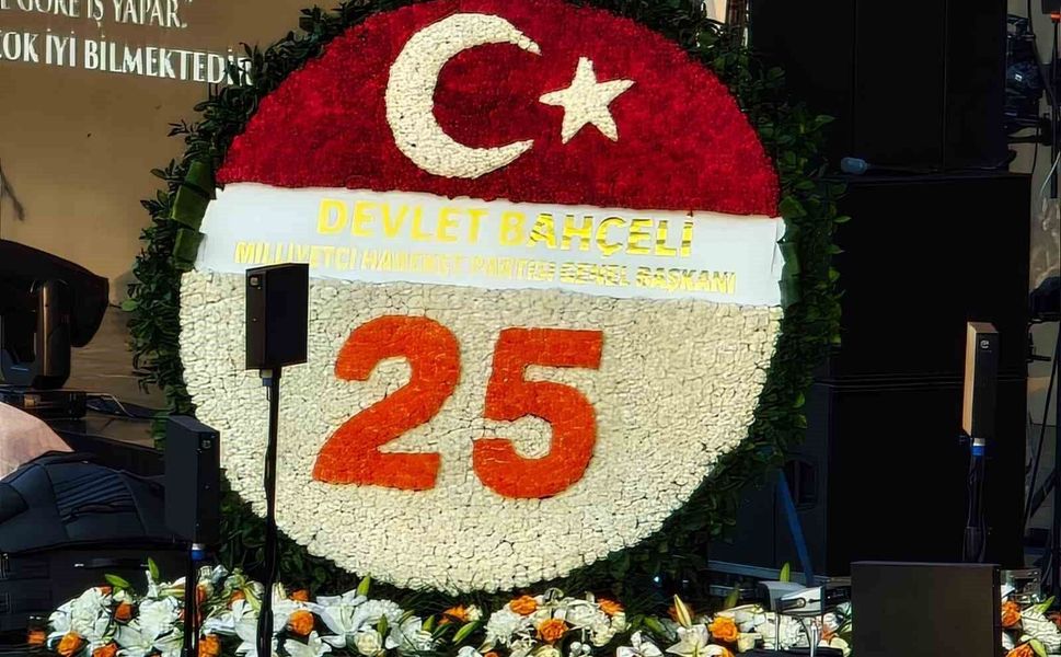 MHP Genel Başkanı Bahçeli'den AK Parti'nin 25. kuruluş yıl dönümüne özel çelenk
