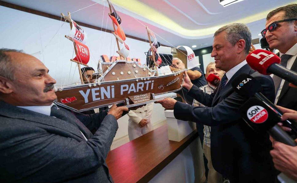 Özgür Özel, YENİ Parti Genel Merkezi'nde fidan dikti