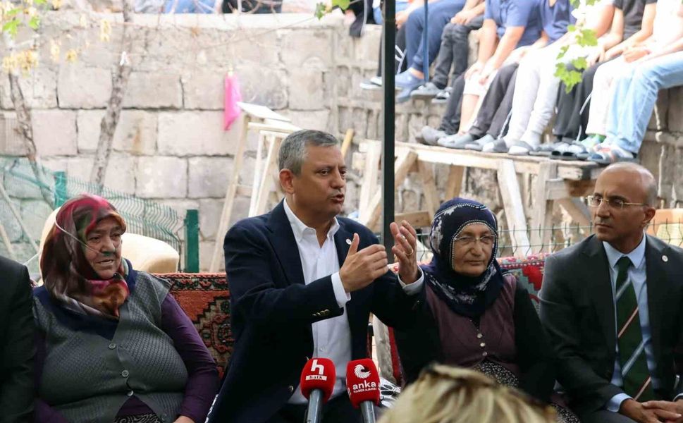 Özgür Özel'den gaf: 'Kayseri'ye CHP'li belediyede getireceğiz'