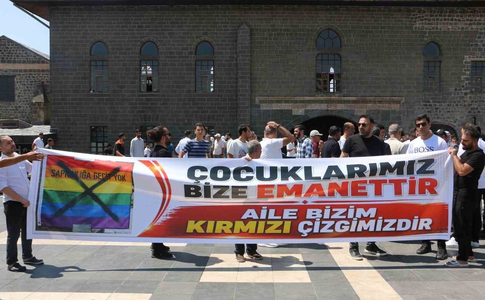 Van İnsan Hakları Derneği'nin LGBT bayrağı açmasına Diyarbakır'dan tepki