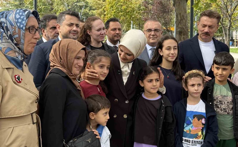 Aile ve Sosyal Hizmetler Bakanı Göktaş, 'Türkiye Yüzyılı Buluşmaları' kapsamında esnaf ve vatandaşlarla bir araya geldi