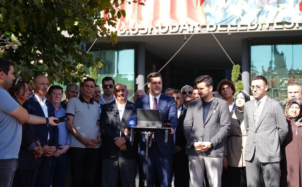 AK Parti'den Üsküdar Belediyesi'ne 'hizmetsizlik' protestosu