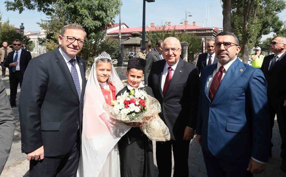 Bakan Güler, Kars Valiliğini ve Belediyesini ziyaret etti