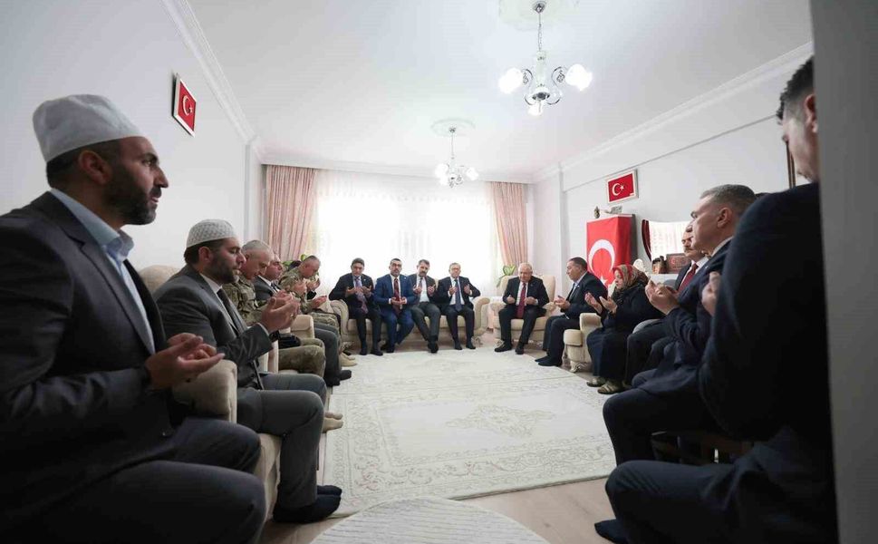 Bakan Güler, şehit Jandarma Er Emin Polat'ın baba ocağını ziyaret etti