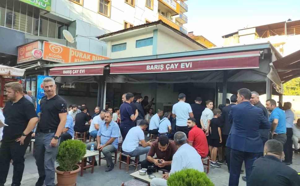 Bakan Tekin, Batman'da çayevinde vatandaşlarla bir araya geldi