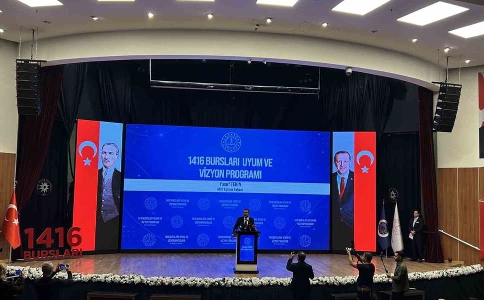 Bakan Tekin, yurt dışına gidecek bursiyer öğrencilerle bir araya geldi: 'Sizi aynı zamanda bir Türkiye Cumhuriyeti elçisi olarak gönderiyoruz'