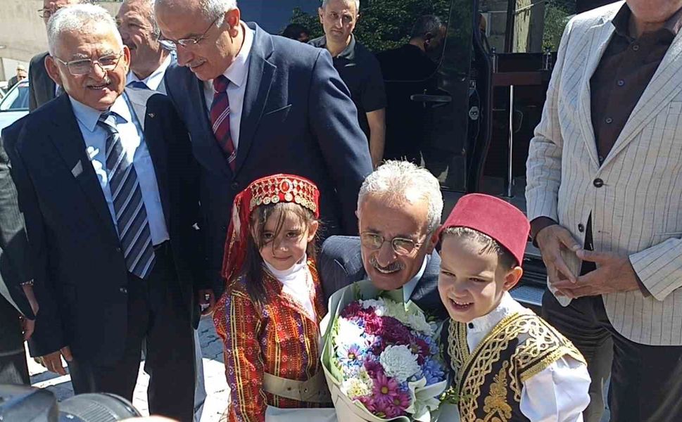 Bakan Uraloğlu, 'En iyi yaptığımız iş insanların gönlüne köprü kurmak'