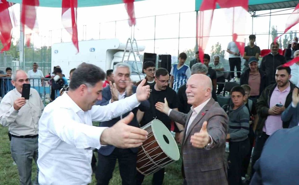 Başkan Sekmen davul-zurnanın sesi gelince dayanamadı