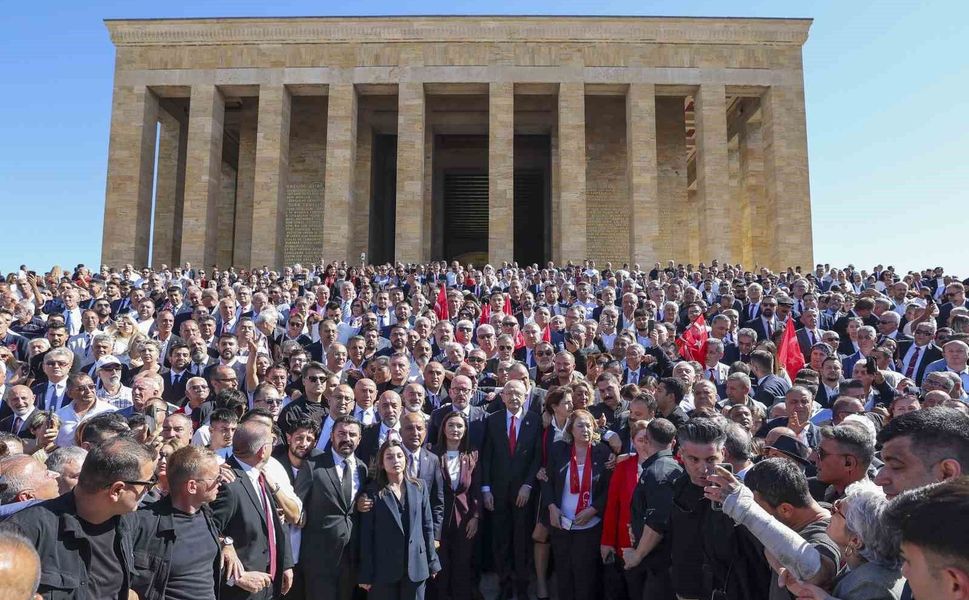 CHP Genel Başkanı Kılıçdaroğlu Anıtkabir'i ziyaret etti