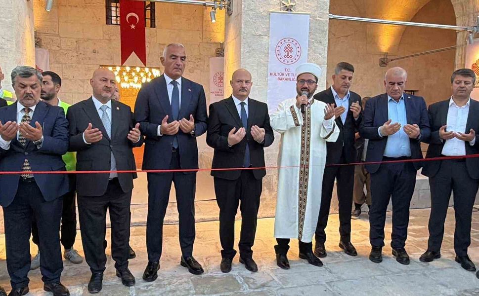 Depremde hasar gören tarihi Musalla Camii yeniden ibadete açıldı