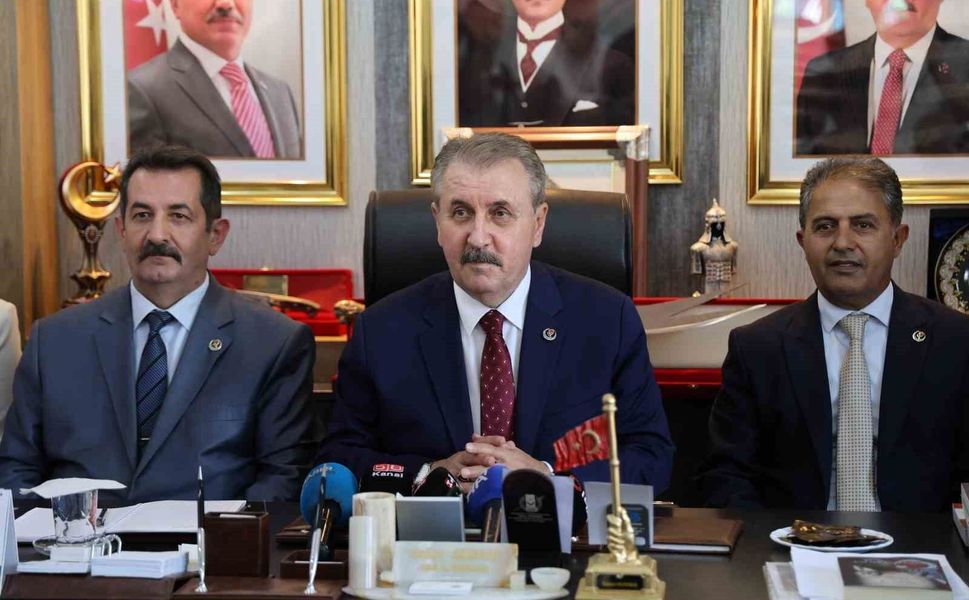 Destici: 'Türkiye prangalarını kırmış güçlü bir ülkedir'