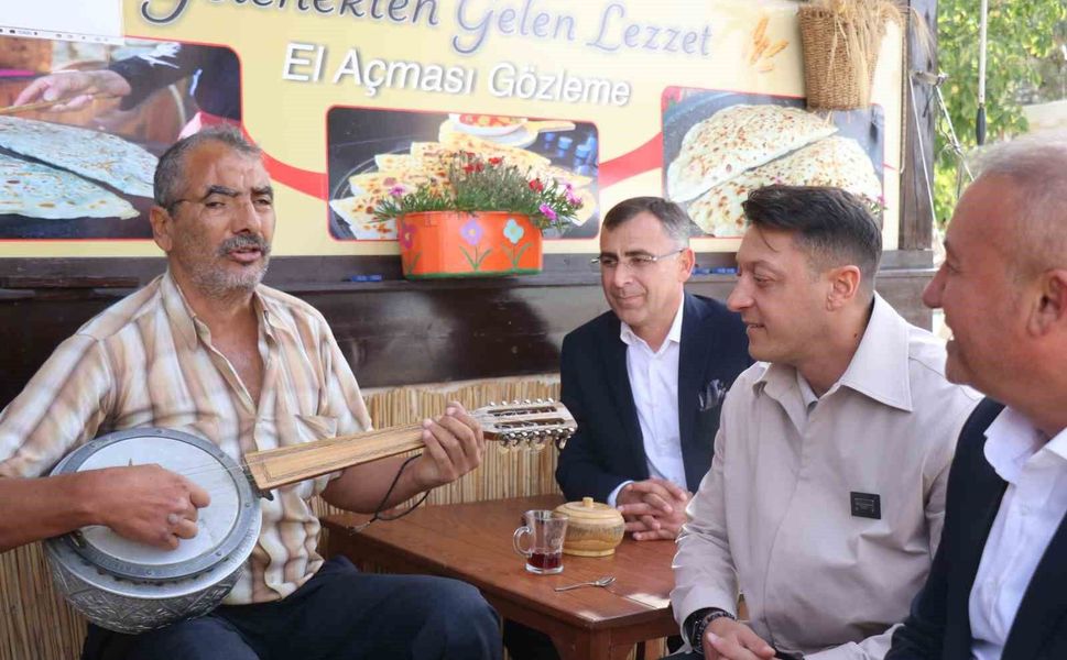 Eski futbolcu, AK Parti MKYK Üyesi Mesut Özil, Sakarya'da vatandaşlarla bir araya geldi