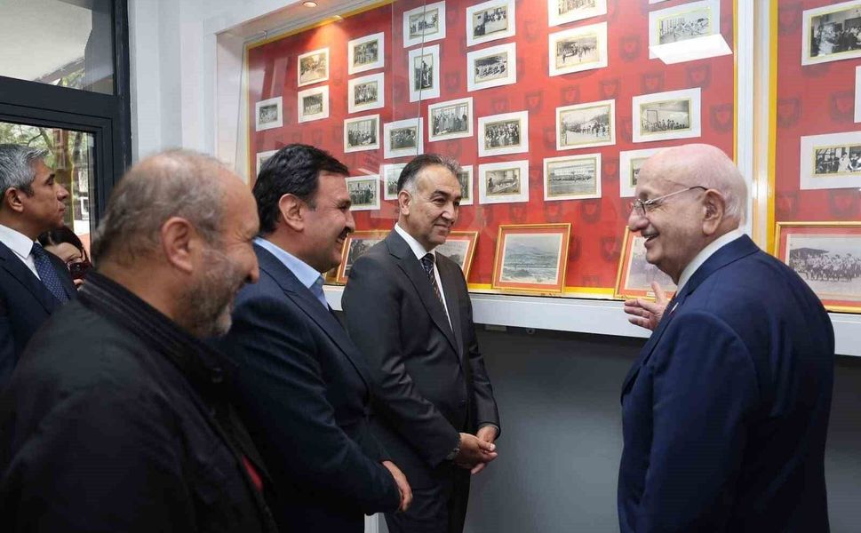 Eski TBMM Başkanı Kahraman okuduğu liseyi ziyaret etti