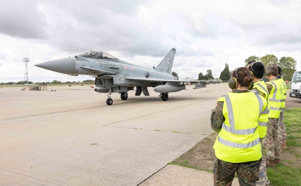 Eurofighter Typhoon tedarik projesi kapsamında İngiltere'de uçak bakım tesisleri incelendi